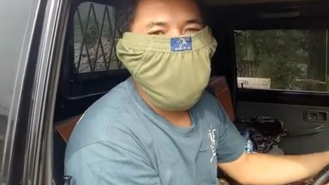  Masker Mahal  Supir Ini Pilih Gunakan Sempak Buat Halau Corona